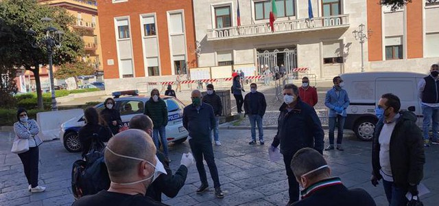 I commercianti di Crotone in protesta davanti al Comune