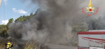 Incendio in discarica di rifiuti nel Catanzarese (FOTO)