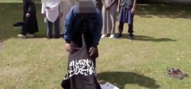 Londra, il VIDEO del killer ripreso in un documentario tv con la bandiera dell'Isis