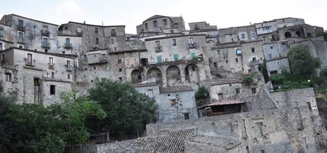 In un paese della Calabria case in vendita a 100 euro