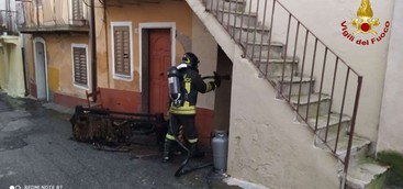 Incendio in abitazione nel Vibonese, intervento dei vigili del fuoco (FOTO)