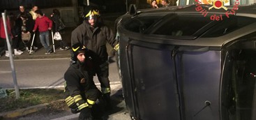 Auto si ribalta a  Lamezia, viabilità interrotta.