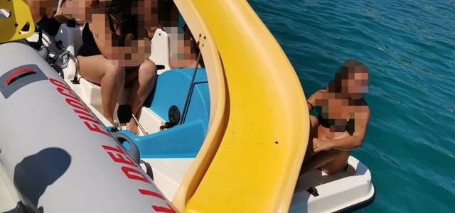 Bagnanti sul pedalò recuperati al largo dai Vigili del Fuoco, la disavventura a Sellia Marina