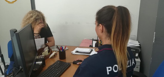 Maltratta moglie anche davanti alle figlie minori, arrestato 38enne