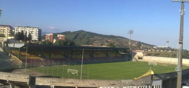 Dai fondi pon 2014 a quelli pnrr 2021 passando a quelli di “sport e periferie”, il Comune non sa più a quale santo votarsi. Polimeni: “il comune non ha i fondi per la tribuna"