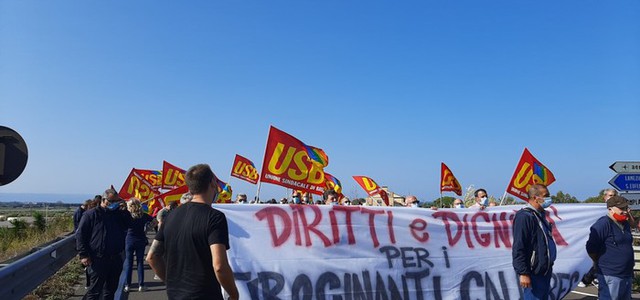 Tirocinanti in protesta a Lamezia Terme