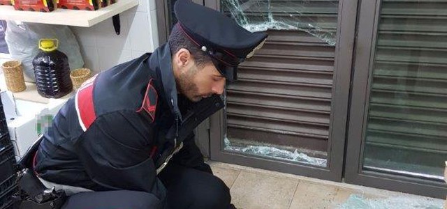 Sfonda vetrina negozio con masso e ruba alimenti e denaro dalla cassa, arrestato 28enne