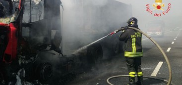 Tir in fiamme su statale 280, in salvo l'autista (VIDEO)