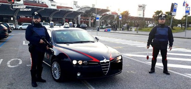 Minaccia prostitute per soldi, arrestato