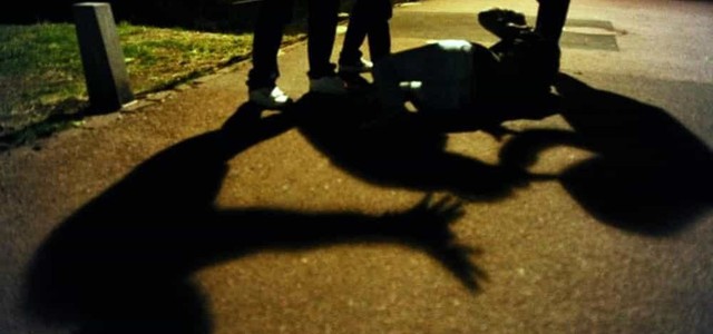 Ventenne aggredito dal branco in pieno centro, la Polizia sulle tracce dei responsabili
