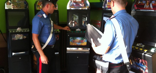 Controlli carabinieri nel Crotonese: denunce per postazioni gioco irregolari