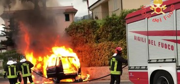Auto a fuoco in prossimità del bivio di Pietragrande (FOTO)