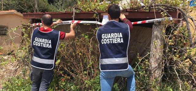 Sequestrati manufatti abusivi, denunciati i proprietari