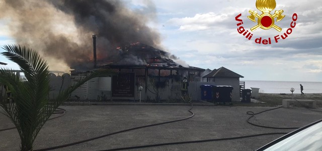 Incendio stabilimento balneare Sellia Marina