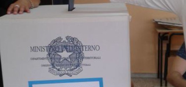 Sorpresa a fotografare la scheda elettorale, intervengono i carabinieri