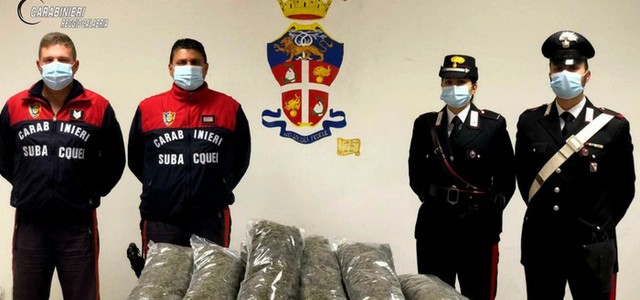 Trasportavano 7 kg di marijuana su barca, due arresti