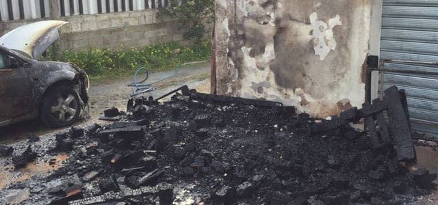 In fiamme capannone nel Catanzarese, danni ad un'auto in sosta