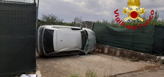 Auto si ribalta e finisce fuori strada