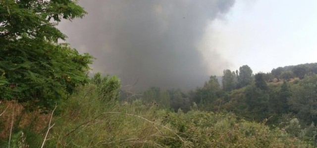 Incendio in discarica rifiuti, fumo intenso