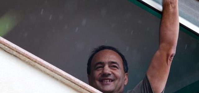 Lucano saluta corteo con pugno chiuso