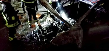 Auto in fiamme a Lamezia, danni ad un'altra auto in sosta e ad un condominio