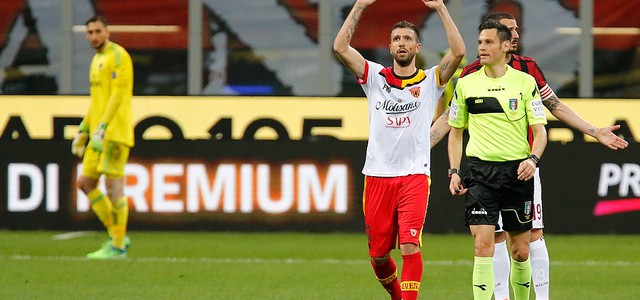 Il catanzarese Iemmello batte il Milan con un suo gol: "Dovrebbero comprarmi loro o l'Inter"