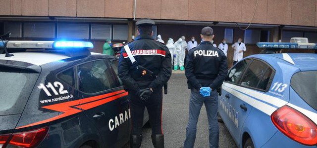 Omaggio delle forze ordine a sanitari dell'ospedale di Reggio