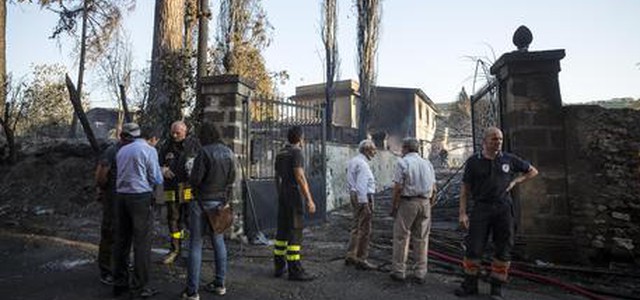 Incendi: fiamme in un terreno vicino Tivoli, due morti