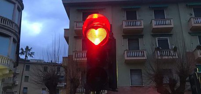 Cuori su semafori a S.Valentino, multata consigliera comunale