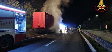 Incendio di un autocarro sull'A2, intervento dei vigili del fuoco (FOTO)