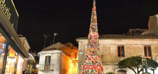 A Girifalco per Natale un albero all’uncinetto alto 16 metri