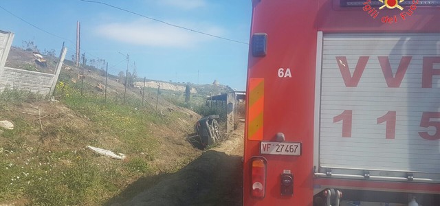 Auto fuori strada si ribalta nel Catanzarese, un ferito
