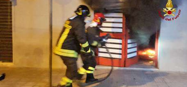 Incendiato centro scommesse a Crotone