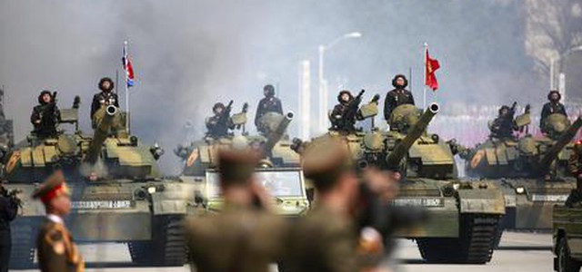 Giochi: Kim alla parata a Pyongyang, sfila il missile Hwasong-15