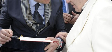 l'Associazione Acque Minerali Academy dal Papa con l'acqua di Umbriatico