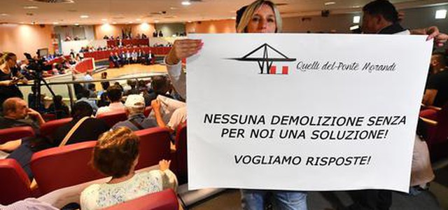 A Genova la protesta degli sfollati del ponte Morandi: 'rispetto, rispetto'
