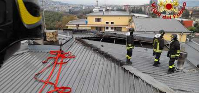 In fiamme tetto edificio a Rende