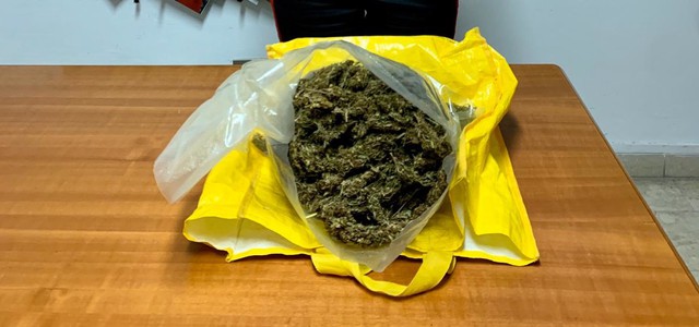 Sorpresi dai carabinieri con la droga, arrestati due giovani