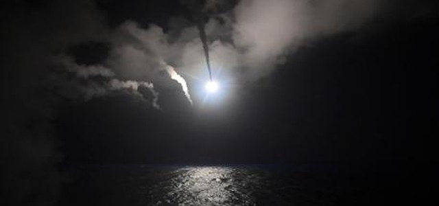Siria, Trump sferra l'attacco: lanciati 59 missili da navi Usa su base aerea attacco chimico