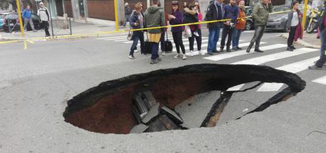 Si apre grossa voragine in strada a Roma