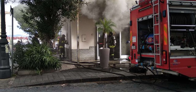 Incendio in negozio di articoli per la pesca nel Vibonese (FOTO)