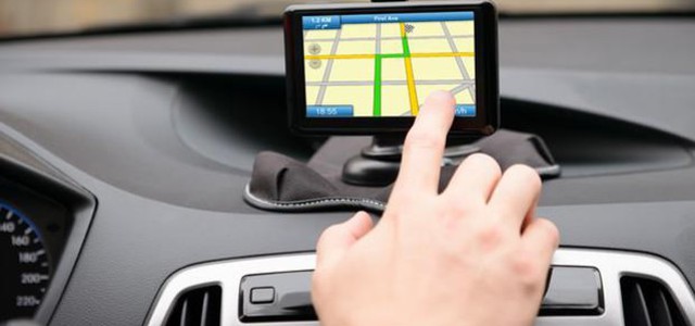 Automobilisti distratti, tra i giovani navigatore batte smartphone