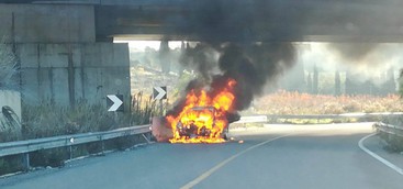 Auto in fiamme sulla strada di Germaneto (VIDEO)