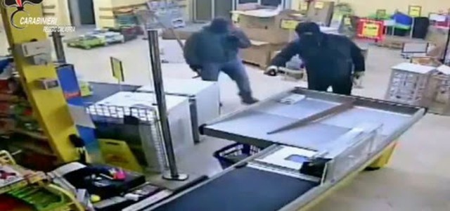 Sgominata la “Banda del buco”: arrestate 7 persone coinvolte in almeno 14 furti (NOMI)