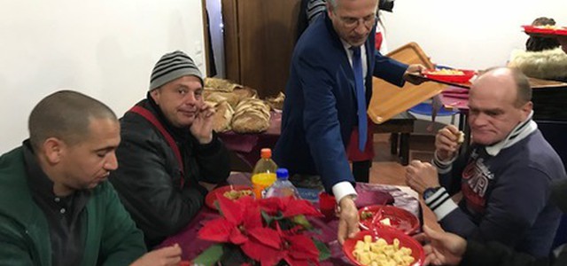 Agenti Cosenza cucinano per senza casa