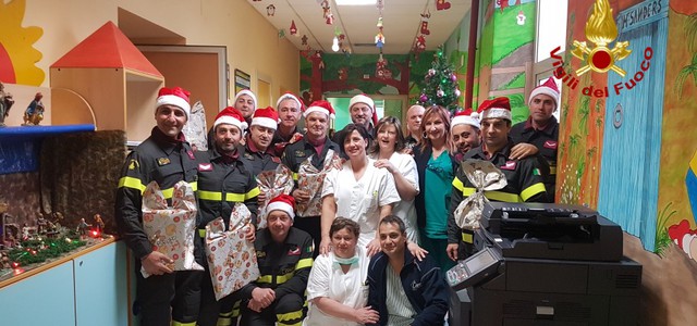 Vigili del fuoco, Babbo Natale in corsia a Cosenza