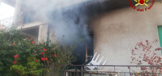 In fiamme abitazione, probabile causa un addobbo rimasto acceso