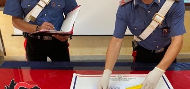 Minaccia il negoziante con un coltello da macellaio per avere abiti gratis, arrestato 55enne
