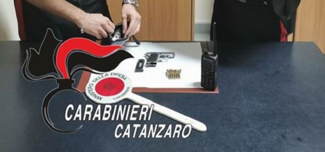 Sfuggono all'alt e si disfano di una pistola, due arresti nel Catanzarese