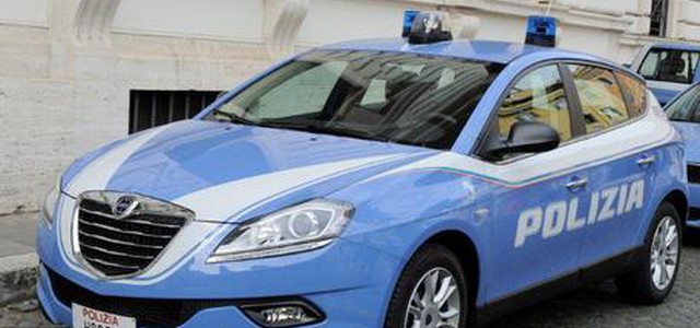 Uccide moglie e si getta da finestra